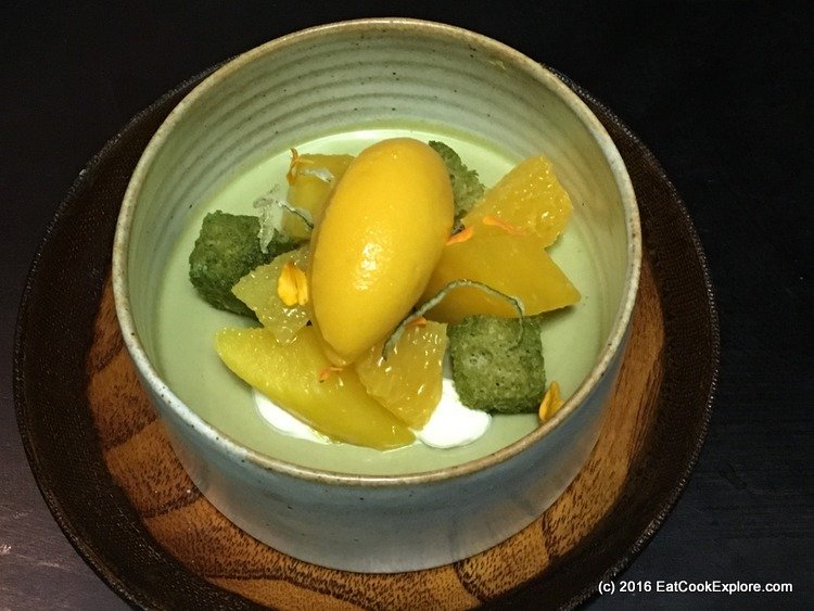 A light "cheescake" with yuzu and matcha flavours, topped with mango sorbet